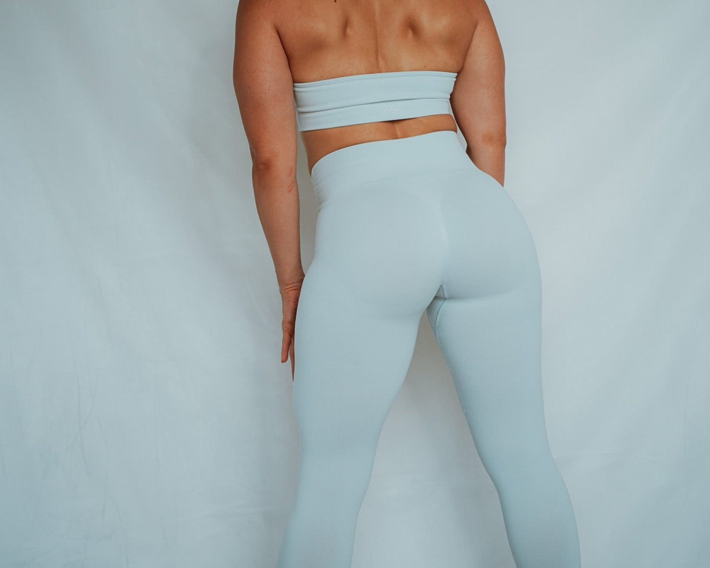 ultra soft cloud seamless butt scrunch  gym leggings in silver cloud, back view